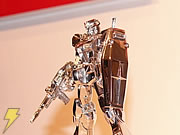連邦のモビルスーツはプラチナ製か!? 時価3,000万円のガンダム、銀座に立つ!