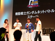 「ガンダム芸人」がソフトバンクブースに来場